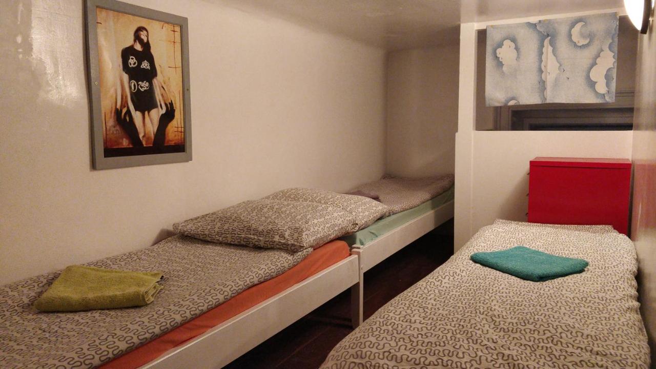 Prague "Above Train Central" Hostel Esterno foto